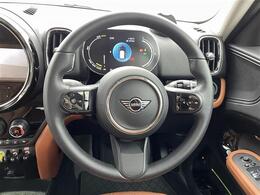 【ハンドル】軽い力で扱いやすいハンドルです。目立つ傷やスレなどなく綺麗な状態です！除菌プランいれていただくとさらに快適に！清潔なお車はお子様にも安心ですね！