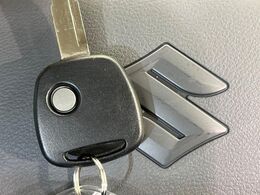 【キーレス】少し離れた場所からでもボタン一つでドアの開錠・施錠ができるのでとっても便利！ドアの鍵穴周りに傷をつけることもありません♪