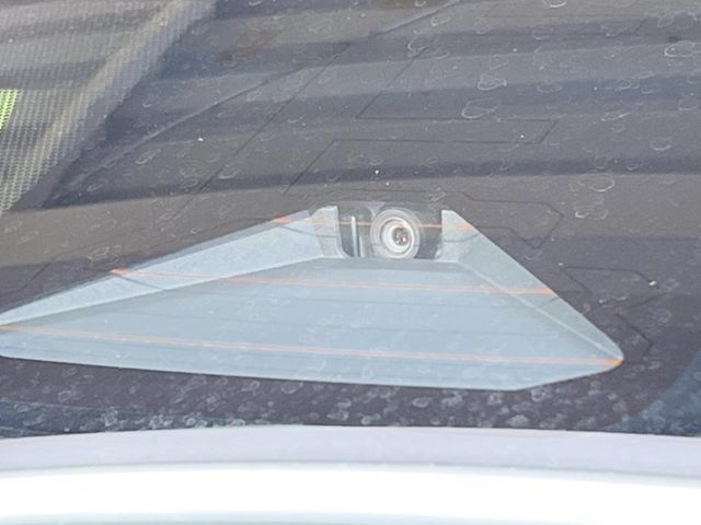 【プリクラッシュセーフティ】前方の車両等を検知し、衝突しそうな時は警報で注意を促し、ブレーキを踏む力をサポート。ブレーキを踏めなかった場合は衝突被害軽減ブレーキが作動、衝突回避をサポートします。