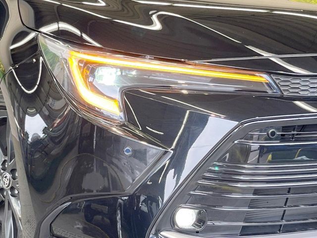 【LEDヘッドライト】悪天候や夜間走行時も良好な視界を確保し安心して運転できる高輝度LEDヘッドライトを装備！点灯速度が早く、消費電力も抑えられています。