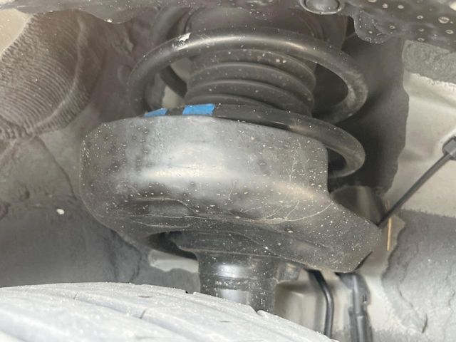 お車を安心してお乗りいただく為には、足回りの定期点検が欠かせません。サービスサポート（有償保証）では無料点検もご提供しており、安心のカーライフをお過ごしいただけるサポート体制が整っています。