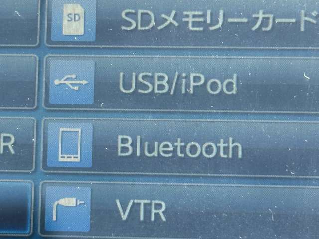 メモリーナビ・地デジ・CD・DVD・Bluetooth・バックカメラ付きです。
