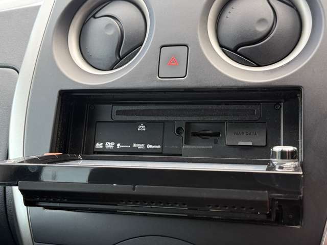 メモリーナビ・地デジ・CD・DVD・Bluetooth・バックカメラ付きです。