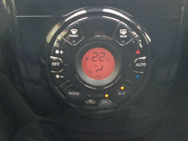 室内を快適な空間に保つ、デジタル表示のオ-トエアコン。お問い合わせは03-5672-1023へ