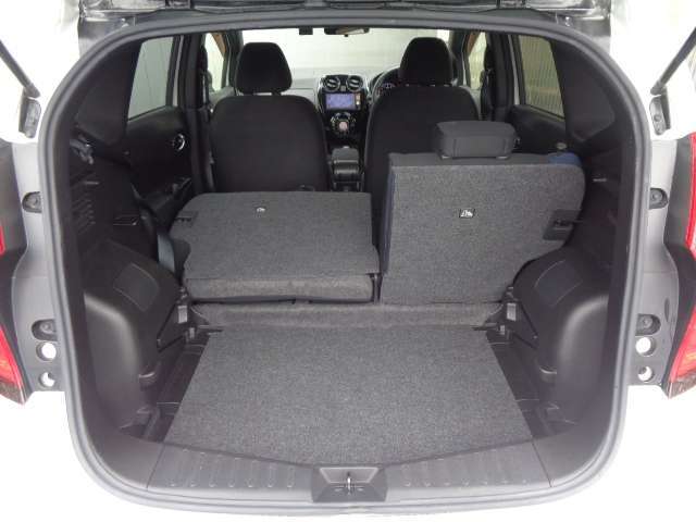 シ-トは6：4分割可倒式、乗員や荷物に応じてアレンジが可能です。お問い合わせは03-5672-1023へ