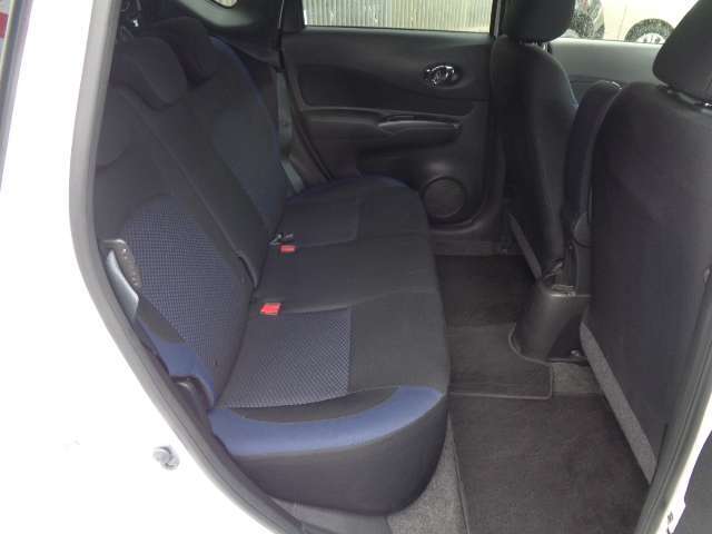 ゆったり足が組める、ゆとりある空間を確保したリヤシ-ト。お問い合わせは03-5672-1023へ