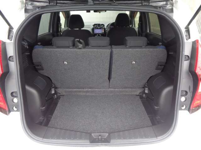 4名乗車でも、ベビ-カ-を1台積載することが可能なラゲッジル-ム。お問い合わせは03-5672-1023へ