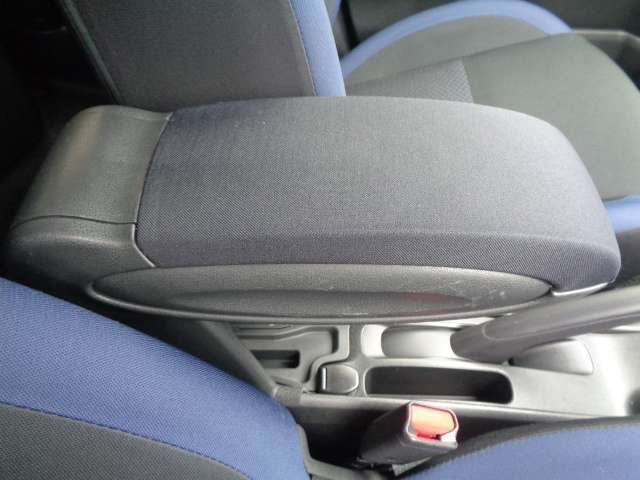 肘を乗せやすい高さと機能性により、快適なドライブをサポ-ト。USB充電ポート2個付のセンタ-ア-ムレストコンソ-ル。お問い合わせは03-5672-1023へ