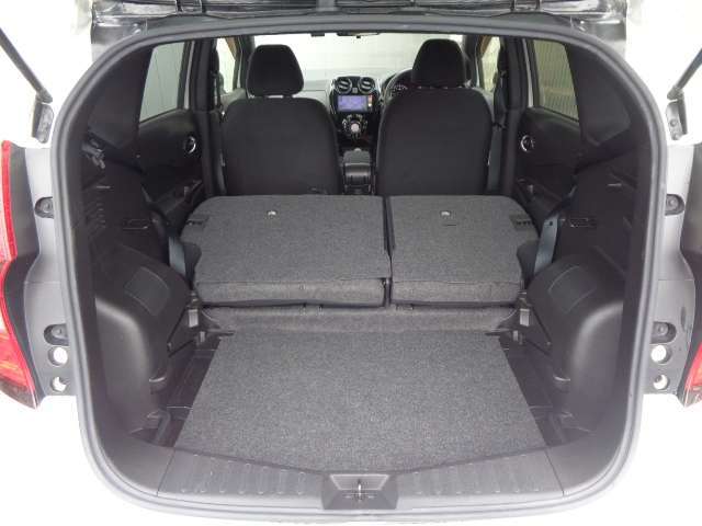 リヤシ-トを倒すと、9インチのゴルフバッグを並べて最多3個積載できる大容量。お問い合わせは03-5672-1023へ