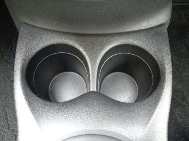 手の届くところにあるフロントカップホルダ-。お問い合わせは03-5672-1023へ