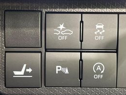 【スマートアシスト】走行中に前方の車両等を認識し、衝突しそうな時は警報とブレーキで衝突回避と被害軽減をアシスト。より安全にドライブをお楽しみいただけます。