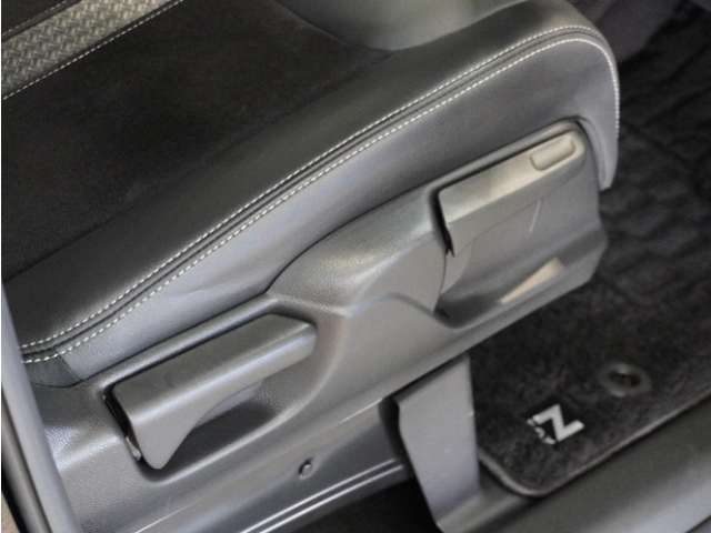 【ハイトアジャスター】レバーの上下操作だけで、座面を運転しやすい高さへ簡単に調節できます。