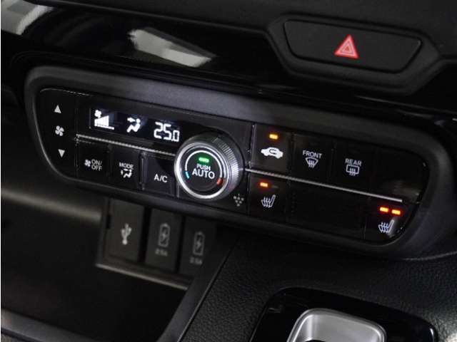 【オートエアコン】温度を設定すれば自動で快適な車内温度を保ちます。エアコン内部の高性能脱臭フィルターで車内のアレルゲンや花粉を除去。