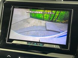 【バックカメラ】駐車時に後方がリアルタイム映像で確認できます。大型商業施設や立体駐車場での駐車時や、夜間のバック時に大活躍！運転スキルに関わらず、今や必須となった装備のひとつです！