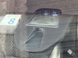 【シティブレーキアクティブシステム】低速走行中に前方の車両等を認識し、衝突しそうな時は警報とブレーキで衝突回避と被害軽減をアシスト。より安全にドライブをお楽しみいただけます。