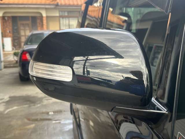 電動格納ミラーなので開封もスイッチ一つです！