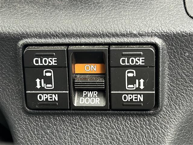 【両側パワースライドドア】小さなお子さまでもボタン一つで乗り降りラクラクです！両手に荷物を抱えている状態でもボタンを押せば自動で開閉するので、お買い物やお出かけの際にはとっても重宝します！
