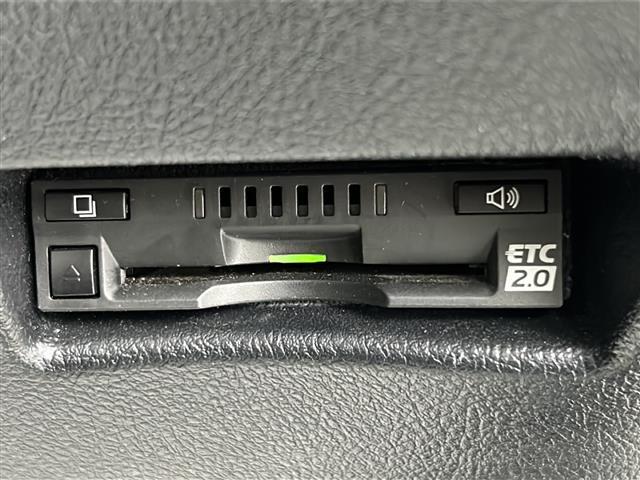 【ETC2.0】ETCカードを挿入すれば料金所はノンストップで通過できます。ETC限定の割引や、高速道路の情報提供サービスを利用できます。