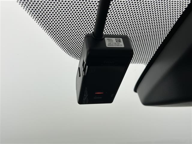 【ドライブレコーダー】映像・音声などの運転中の記録を残します。事故などを起こした起こされた時の証拠になりえますので、もしも時でも安心ですね。
