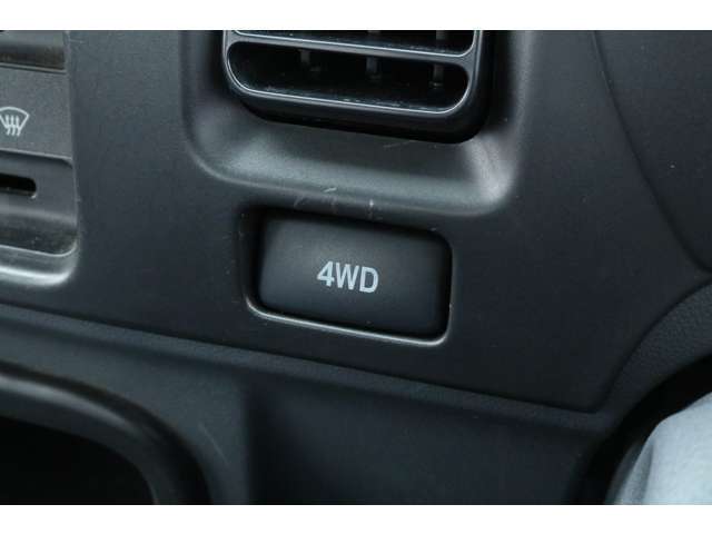切替可能なパートタイム4WDとなっております。
