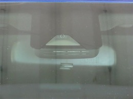 このカメラで障害物を感知します。レーダーブレーキ付きで、いざという時安心です。