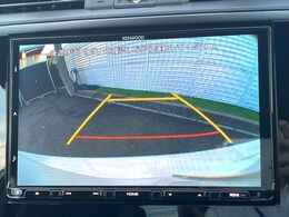 【バックカメラ】駐車時に後方がリアルタイム映像で確認できます。大型商業施設や立体駐車場での駐車時や、夜間のバック時に大活躍！運転スキルに関わらず、今や必須となった装備のひとつです！