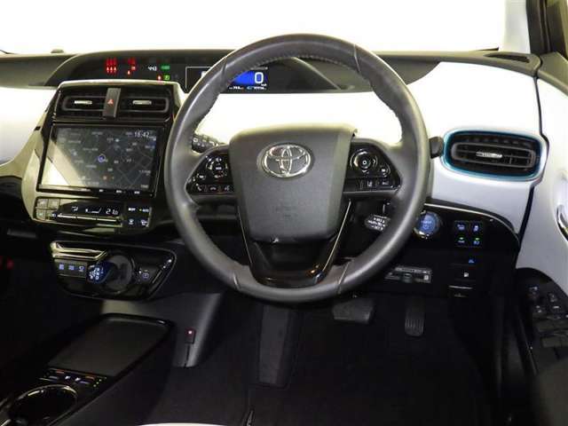 運転の際、常に目にする部分だけにシックで飽きのこないデザインが良いですね。