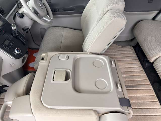 助手席が90°前に倒れます！車内での軽食やお仕事など、使い方が広がります！