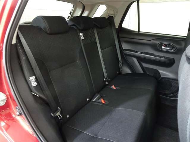 ゆとりある広々とした車内空間は、ドライブを始め買い物やレジャーなど、幅広く活躍します。一人でもみんなとでもお出かけを楽しみましょう！