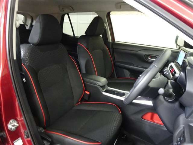 高いホールド性で運転姿勢が安定します。長距離ドライブでも疲れにくいのが魅力です。快適なドライビングライフをお送りください♪