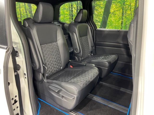 後部座席も気になるようなキズ・汚れやへたり等、大きなダメージはなく、良好な状態です。