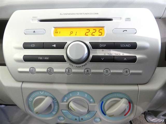 純正CD/AM/FMオーディオを装備しています。