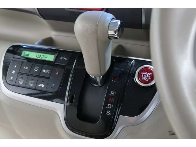 インパネシフトだから視線の移動も少なく足元もスッキリ♪運転席もゆったりしているのでゆとりを持ってドライブできますね！