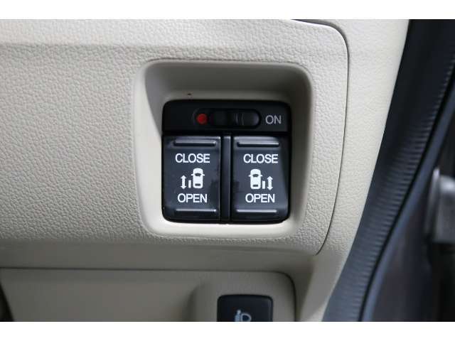 ◆◆両側電動スライドドア！！荷物で手が塞がる時など簡単にドアの開閉が出来ます！何より力いらずで開閉OK！女性やお年寄りにも優しい♪電動機能はOFFにもできますから元気なお子様の駆け出しも安心！