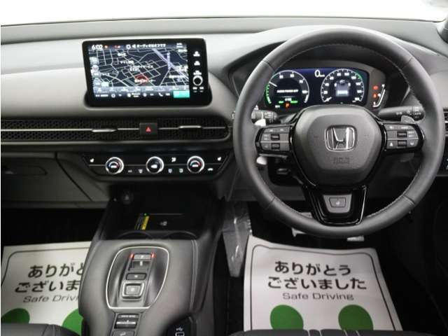 とても握りやすいステアリング！運転手の気持ちがそのまま伝わるかのような反応をしてくれます！小物入れや各ボタンの配置にこだわり、とても使いやすいです ！視認性も良好なのでロングドライブもお任せ下さい！