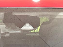 【エマージェンシーブレーキ】走行中に前方の車両等を認識し、衝突しそうな時は警報とブレーキで衝突回避と被害軽減をアシスト。より安全にドライブをお楽しみいただけます。