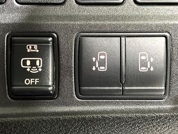 【ハンズフリー機能付き両側パワースライドドア】スライドドアの下に足先を入れてすぐ引くと、自動的にスライドドアが開閉します！荷物で両手がふさがった状態でも、ドアの開閉ができてとっても便利！