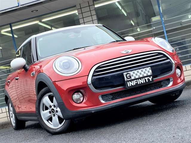 老若男女を問わず大人気のMINI♪3代目F型5ドアモデルのクーパー♪オプションのLEDリング付HIDヘッドライト＆LEDフォグや純正ナビも装備♪Bluetoothで音楽も聴けます♪リアガラスは嬉しいフィルム貼り済み♪