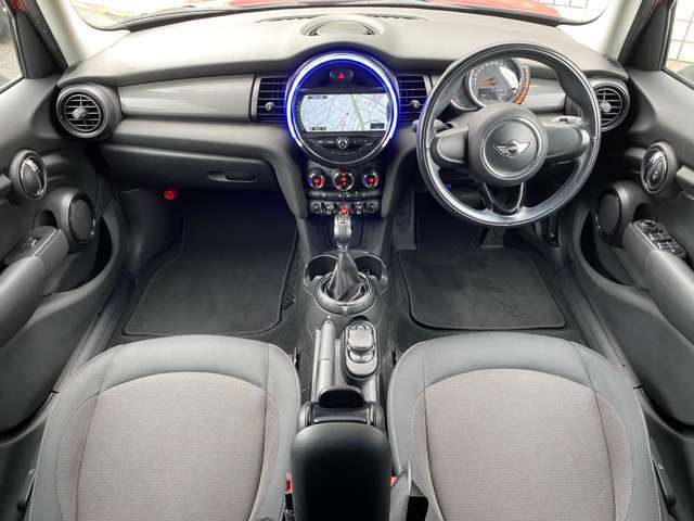 内装はブラックを基調としたシックで落ち着いた雰囲気の車内になっております♪パネルやスイッチ類には目立つキズや汚れ等も無くキレイな状態です♪