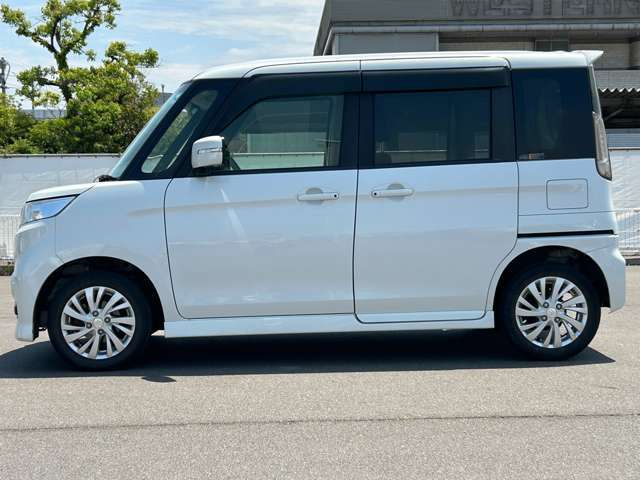 【左】お車を左から見るとこのような感じです。ヘッドライトの形や、エアロなどの装備品を確認できます。