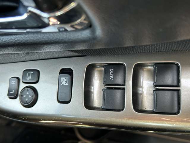 【パワーウインドウ】運転席のスイッチで、各席の窓ガラスの開閉ができます！あると便利ですよね！