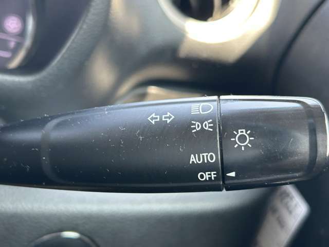 【オートライト（AUTO）】外の明るさをシステムが感知して、自動でヘッドライトが点灯します！ヘッドライトをつけ忘れを防ぐ便利機能です。
