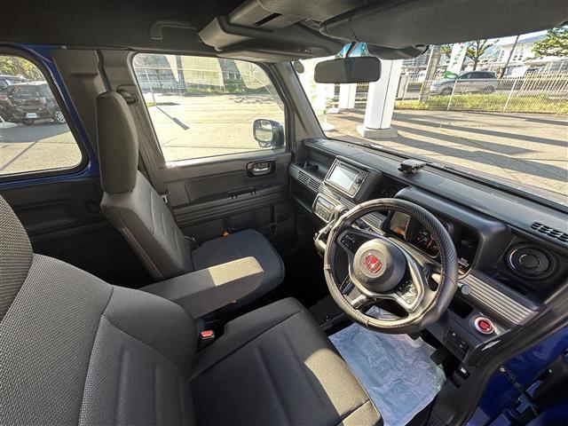 【運転席】座り心地が良いシートなので長時間の運転でも快適にお過ごしいただけます。新品のフロアマットのご注文も可能です。掲載箇所以外にご希望の写真がございましたらお気軽にお問い合わせ下さい。