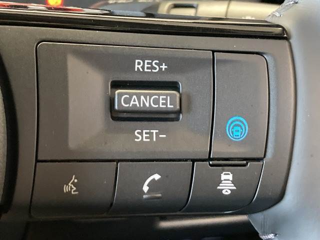 【プロパイロット】運転支援システムが搭載されております。全車速域追従式クルーズコントロールやレーンキープで長距離運転をアシスト。