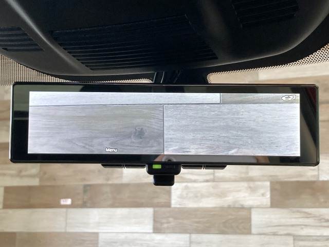 【デジタルインナーミラー】を搭載しております。ミラーにより後方確認ができますので、駐車の際などに役立ちます。