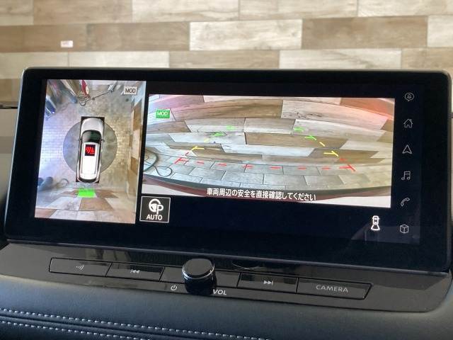 【純正12.3インチナビ】フルセグテレビやブルートゥース接続、DVD再生など多彩な機能を併せ持っており、インパネ周りがすっきりしてますね！