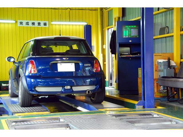 認証工場ならではの検査ラインでは熟練したメカニックが、毎日車検の規定検査を行います。車検では必須の各種検査機器も完備。充分メンテナンスが行き届いたお車なら日帰り車検もOKです。
