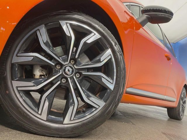●純正17インチアルミホイール：輸入車ならではの卓越した走りを支えるホイールと足回りです！日本車の走りに慣れている方にもぜひ体感して頂きたいほど、高いレベルでまとまっています！