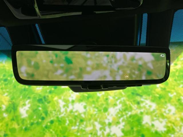 WECARSの展示場では実際に見て、触ってお車をお選びいただけます！知識の豊富な営業スタッフが様々なカーライフをご提案いたします！