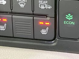 【前席シートヒーター】寒い日に重宝するシートヒーター！エアコンより早く温まってくれるので寒がりの人も安心ですね♪エアコンの温風は乾燥するから苦手、という方にもをおすすめです。